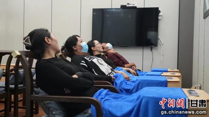 圖為當(dāng)?shù)鼐用耋w驗(yàn)藏醫(yī)院診療。卓瑪草 攝