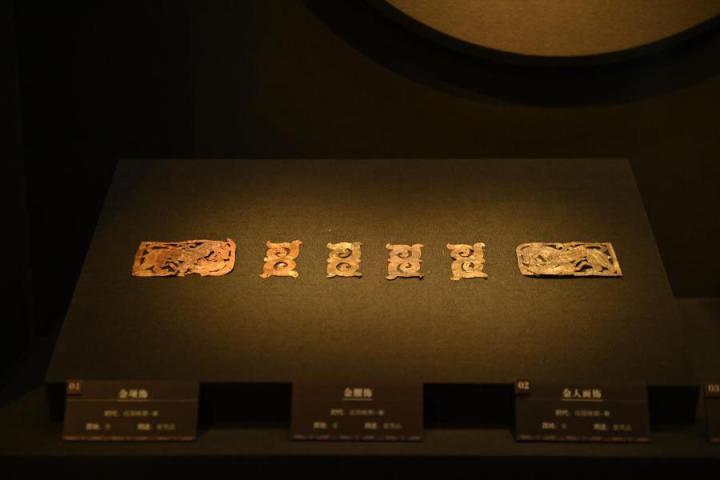 張家川縣馬家塬車輿博物館展陳的馬家塬遺址出土的金項(xiàng)飾、金腰飾、金人畫(huà)飾等。李亞龍 攝　　