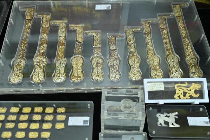 張家川馬家塬出土的金帶飾、大角羊、人形鉛俑及狼形銀車輿飾等文物。