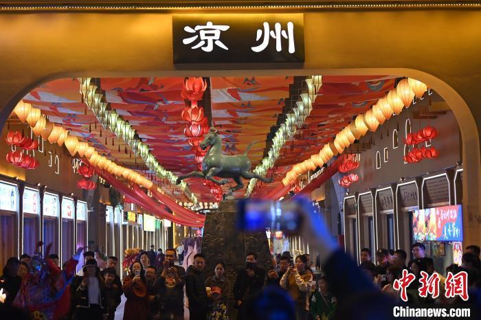 圖為游人拍攝煥然一新亮相的街區(qū)。李亞龍 攝</p>
<p>