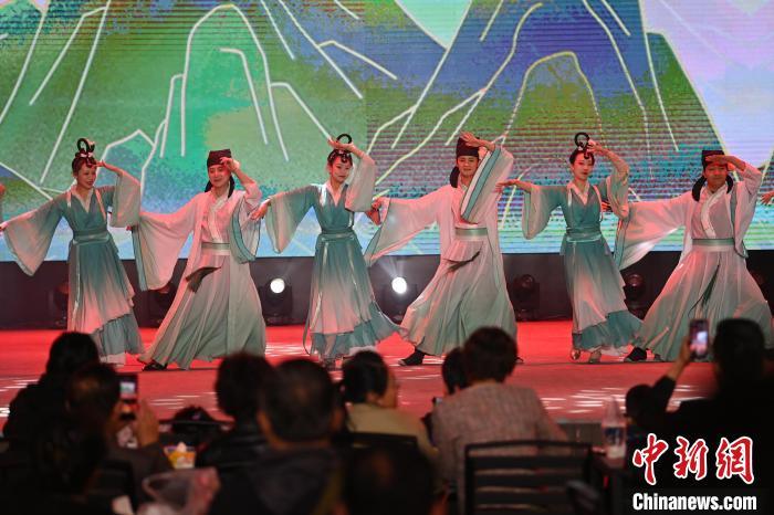 圖為工作人員進(jìn)行舞蹈表演。李亞龍 攝