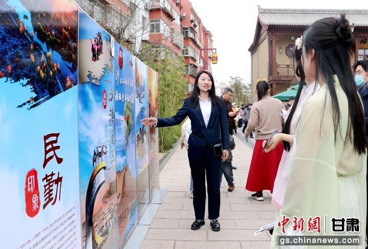 3月下旬，民勤縣在天水啟漢樓廣場(chǎng)舉行推介會(huì)，宣傳本地旅游資源和農(nóng)特優(yōu)產(chǎn)品。圖為工作人員向游客介紹民勤自然風(fēng)光、歷史文化。馬愛彬 攝
