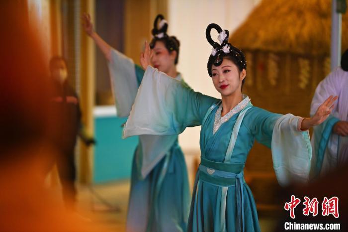 圖為工作人員進(jìn)行舞蹈表演。李亞龍 攝</p><p>