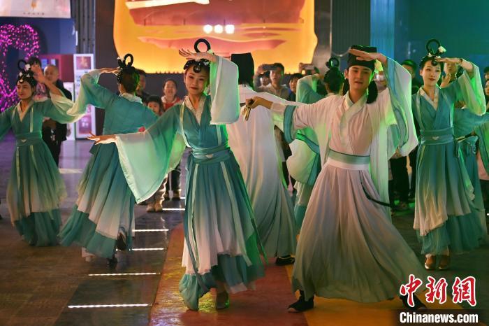 圖為工作人員進(jìn)行舞蹈表演。李亞龍 攝</p><p>