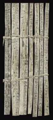 漢簡(jiǎn)《康居王使者冊(cè)》。此簡(jiǎn)記載了西域康居國(guó)使者前來(lái)“進(jìn)貢”駱駝，抵達(dá)敦煌遇到不公后反映問(wèn)題，朝廷受理解決的經(jīng)過(guò)。新華社發(fā)（甘肅簡(jiǎn)牘博物館供圖）