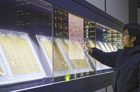 3月6日，工作人員在荊門(mén)市博物館新館內(nèi)楚簡(jiǎn)展廳展示使用互動(dòng)裝置。新華每日電訊記者　胡競(jìng)文