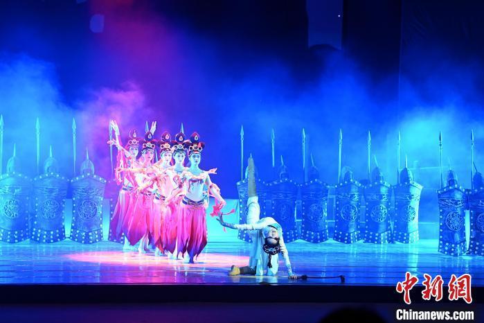 2023年2月18日，蘭州歌舞劇院創(chuàng)排的大型舞劇《大夢敦煌》?！　【琶赖┰?攝