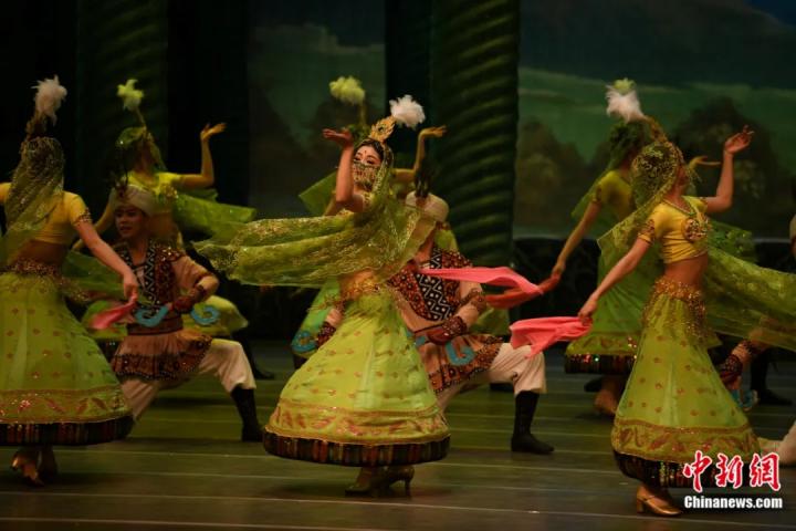 2024年2月23日晚，中國經(jīng)典舞劇《絲路花雨》在甘肅蘭州演出恭賀新春。李亞龍 攝