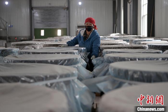 5月10日，工作人員檢查裝有酒糟的壇子。九美旦增　攝