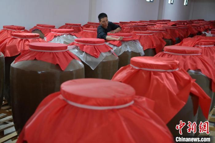 圖為5月10日，工作人員在儲(chǔ)酒庫檢查酒缸密封性。九美旦增　攝