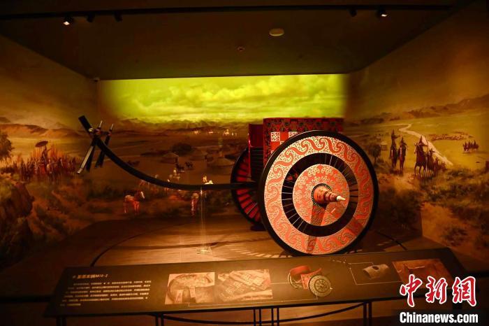 甘肅張家川縣馬家塬車輿博物館內(nèi)展陳的等比例復(fù)原戰(zhàn)國(guó)西戎車輿M16-2　中新社記者　李亞龍　攝
