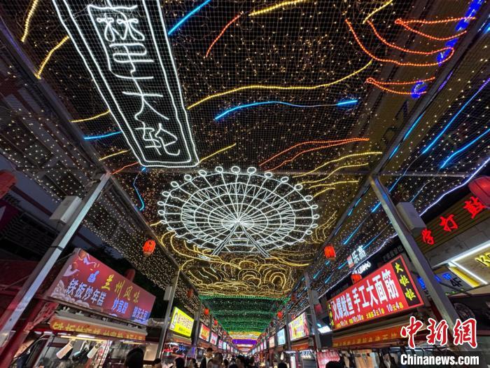 圖為明清街夜市燈光點亮具有武威文化元素的“摩天輪”彩燈。　戴文昌 攝</p><p>