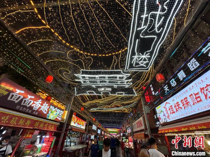 圖為明清街夜市燈光點亮具有武威文化元素的“涼州古城門”彩燈?！〈魑牟?攝</p><p>