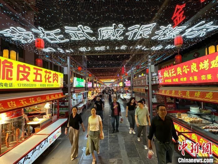 圖為明清街夜市燈光點亮“我在武威很想你”?！〈魑牟?攝</p><p>