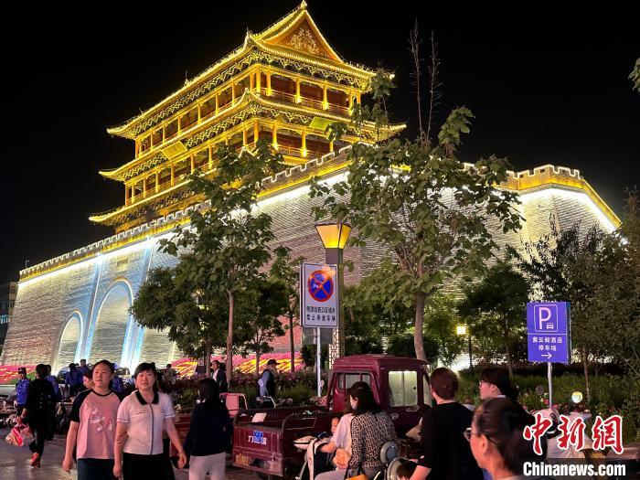 圖為夜幕降臨，涼州古城門燈光亮起?！〈魑牟?攝