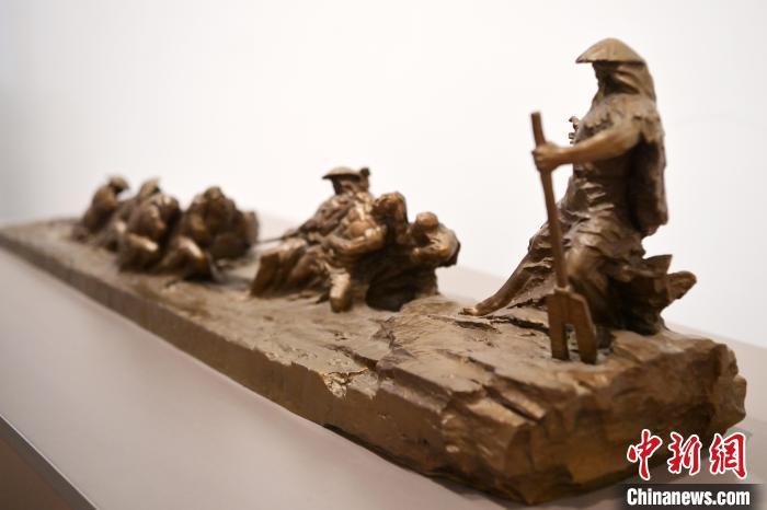 5月21日，在“絲路印跡”雕塑藝術(shù)作品展展出的作品《治水為民·禹德九州》。九美旦增 攝</p>
<p>