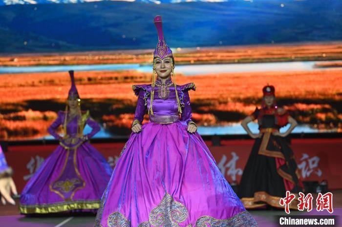 圖為開(kāi)幕式現(xiàn)場(chǎng)蒙古族服飾秀。李亞龍 攝</p>
<p>