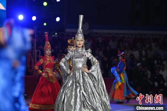 圖為開(kāi)幕式現(xiàn)場(chǎng)蒙古族服飾秀。李亞龍 攝</p>
<p>