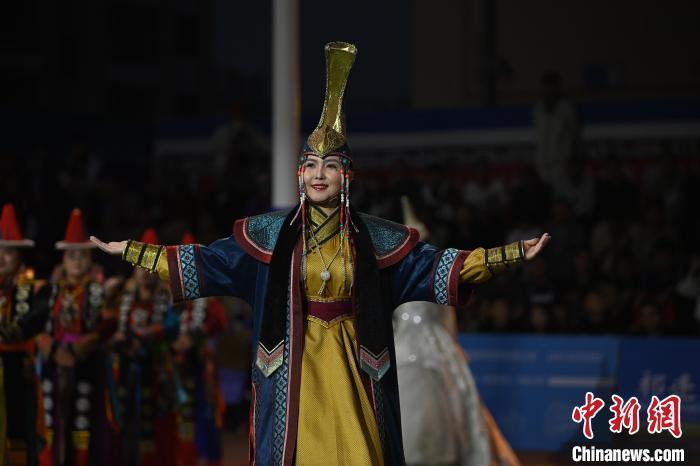 圖為開(kāi)幕式現(xiàn)場(chǎng)蒙古族服飾秀。李亞龍 攝