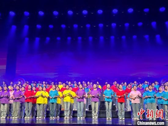 5月28日晚，“詩意甘肅·絲路長風(fēng)三千里”——月出涼州·武威詩會在甘肅省武威市漢唐天馬城舉行。楊娜 攝