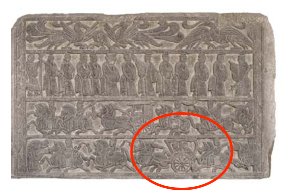 △漢代迎賓、車馬出行畫像石，現(xiàn)藏于臨沂市博物館。畫像石的第四層中有軺車出現(xiàn)。