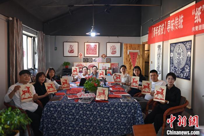 6月6日，在甘肅敦煌青年夜校課程中，青年學(xué)員展示學(xué)習(xí)敦煌非遺剪紙的成果。