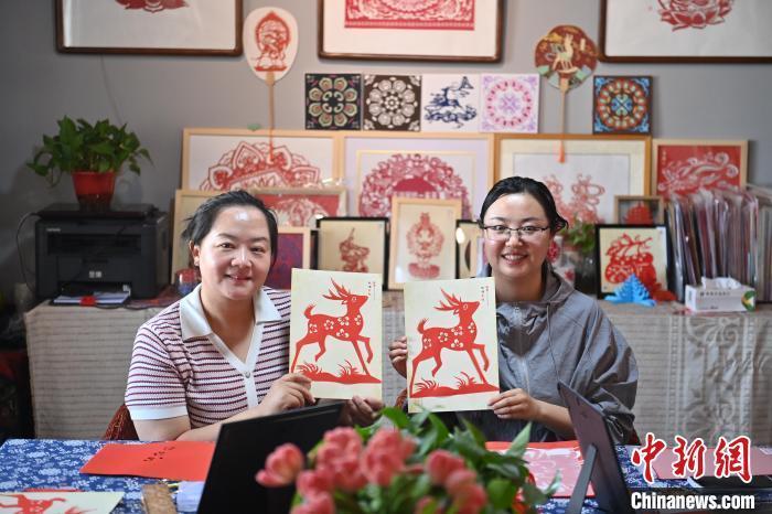 6月6日，在甘肅敦煌青年夜校課程中，青年學(xué)員展示學(xué)習(xí)敦煌非遺剪紙的成果。李亞龍 攝　　