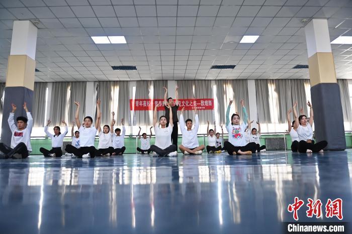 6月6日，在甘肅敦煌青年夜校課程中，青年學(xué)員學(xué)習(xí)敦煌舞課程。李亞龍 攝　　