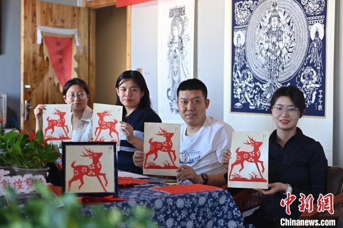 6月6日，在甘肅敦煌青年夜校課程中，青年學(xué)員展示學(xué)習(xí)敦煌非遺剪紙的成果。李亞龍 攝　　