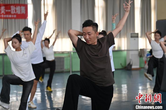 6月6日，在甘肅敦煌青年夜校課程中，青年學(xué)員學(xué)習(xí)敦煌舞課程。李亞龍 攝　　