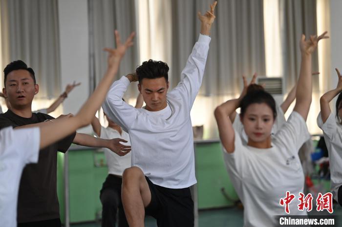 6月6日，在甘肅敦煌青年夜校課程中，青年學(xué)員學(xué)習(xí)敦煌舞課程。李亞龍 攝　　