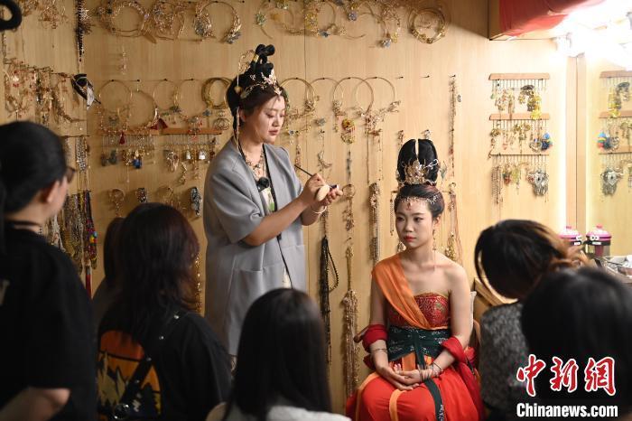 6月6日，在甘肅敦煌青年夜校課程中，青年學(xué)員學(xué)習(xí)敦煌美妝課程。李亞龍 攝