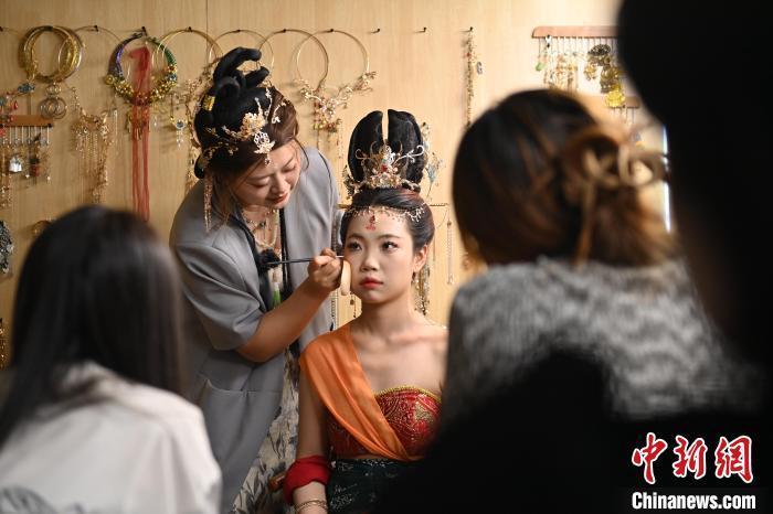 6月6日，在甘肅敦煌青年夜校課程中，青年學(xué)員學(xué)習(xí)敦煌美妝課程。李亞龍 攝　　