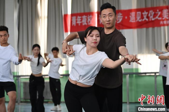 6月6日，在甘肅敦煌青年夜校課程中，學(xué)員學(xué)習(xí)敦煌舞課程。李亞龍 攝　　