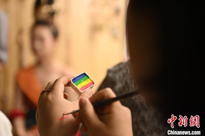 6月6日，在甘肅敦煌青年夜校課程中，青年學(xué)員學(xué)習(xí)敦煌美妝課程。李亞龍 攝　　