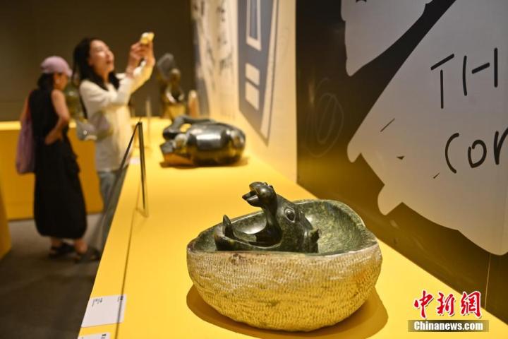 圖為該藝術(shù)展展陳的蛇紋石作品《河馬池》。中新社記者 李亞龍 攝