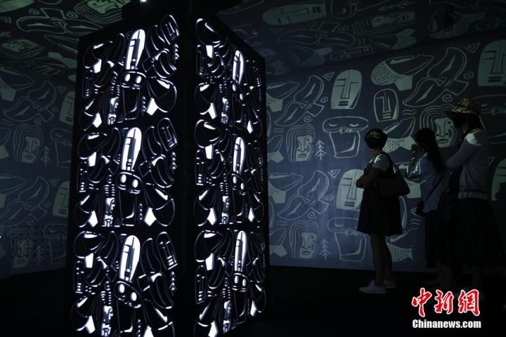圖為游客參觀藝術(shù)展。中新社記者 李亞龍 攝