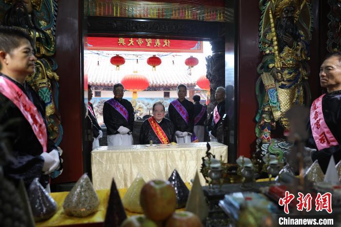 6月21日，“2024(甲辰年)兩岸共祭人文始祖伏羲典禮”在臺灣新北舉行。擔(dān)任主祭官的先嗇宮董事長、中國國民黨前秘書長李乾龍(中)出席典禮并擔(dān)任主祭官。中新社記者 張曉曦 攝