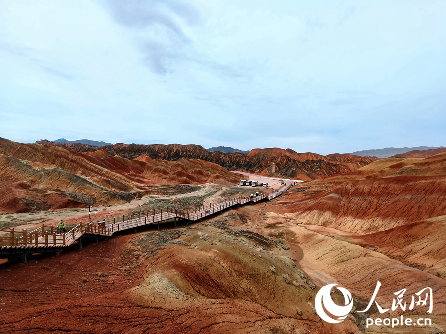 雨后的七彩丹霞，顏色格外艷麗。人民網(wǎng) 黃津曉虎攝