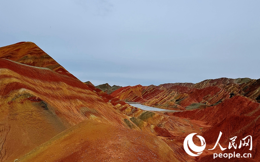 雨后的七彩丹霞，顏色格外艷麗。人民網(wǎng)記者 徐冬兒攝