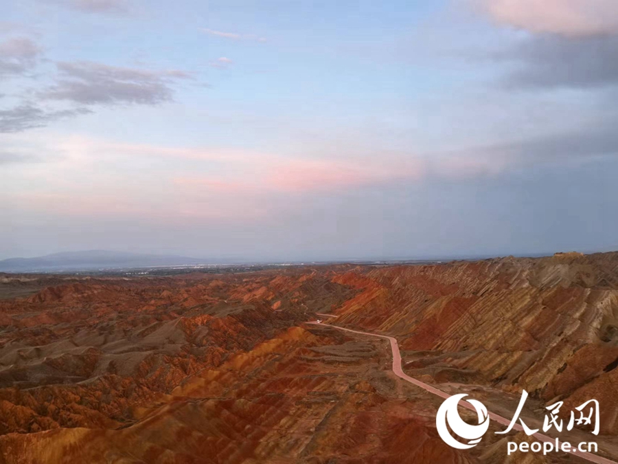 日落時分，余暉與丹霞交相輝映。人民網(wǎng)記者 唐嘉藝攝