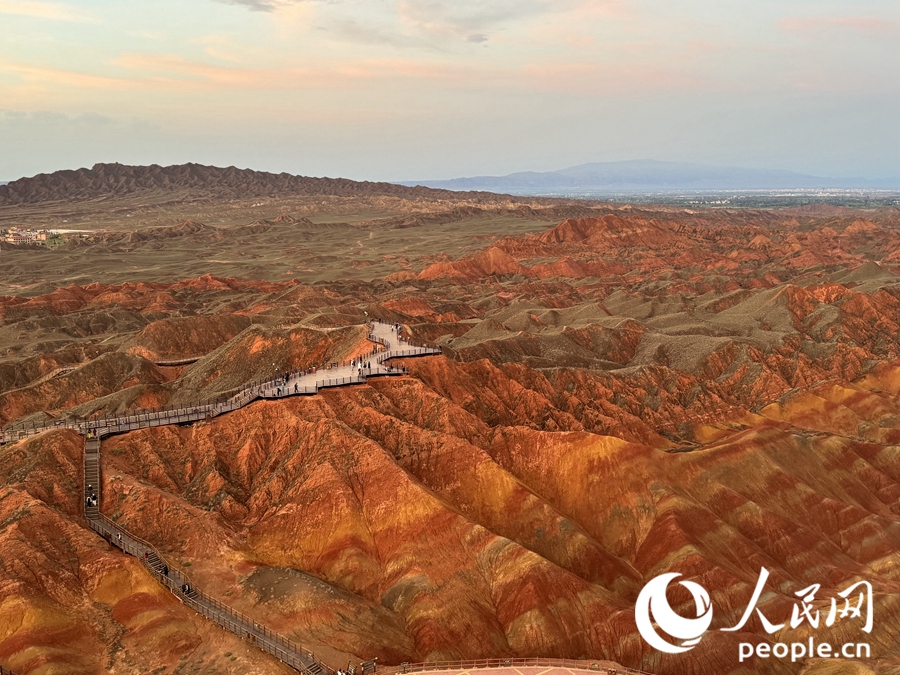 日落時分，余暉與丹霞交相輝映。人民網(wǎng)記者 徐冬兒攝