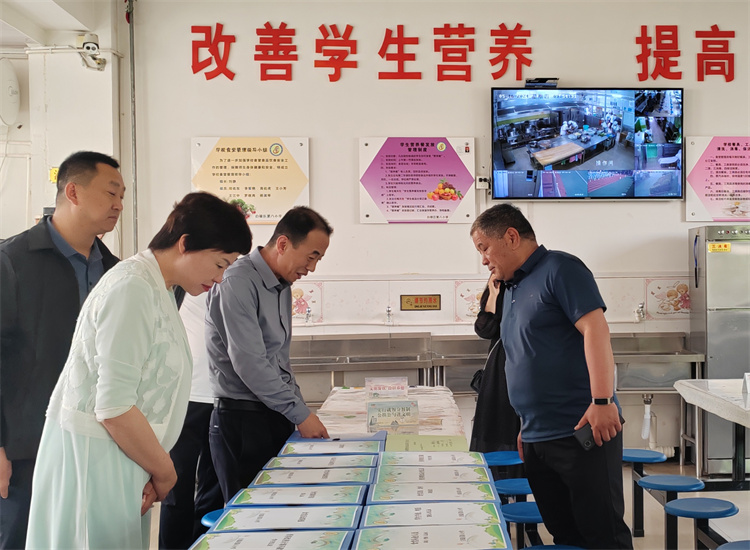 市紀(jì)委監(jiān)委扎實(shí)推動(dòng)開(kāi)展群眾身邊腐敗和作風(fēng)問(wèn)題集中整治工作，圖為市紀(jì)委監(jiān)委派駐市教育局紀(jì)檢監(jiān)察組在白銀區(qū)開(kāi)展“中小學(xué)校園食品安全和膳食經(jīng)費(fèi)管理”集中整治工作開(kāi)展情況督查.jpg