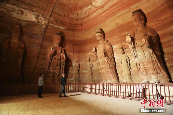 7月15日，游人參觀甘肅省平?jīng)鍪袥艽h百里石窟長廊中的南石窟寺1號窟。百里石窟長廊位于涇川縣境內(nèi)，由512個石窟、5眼窟中石井組成，現(xiàn)存王母宮石窟、鳳凰山石窟、南石窟寺、丈八寺石窟、羅漢洞石窟、太山寺石窟等規(guī)模較大的石窟群，還有數(shù)量眾多的小石窟群。南石窟寺開鑿于北魏永平三年，其中1號窟屬于大型七佛窟，七佛高達(dá)6米。中新社記者 李亞龍 攝
