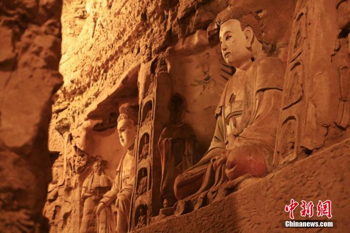 7月15日，甘肅省平?jīng)鍪袥艽h百里石窟長廊中的王母宮石窟造像。百里石窟長廊位于涇川縣境內(nèi)，由512個石窟、5眼窟中石井組成，現(xiàn)存王母宮石窟、鳳凰山石窟、南石窟寺、丈八寺石窟、羅漢洞石窟、太山寺石窟等規(guī)模較大的石窟群，還有數(shù)量眾多的小石窟群。王母宮石窟又名千佛洞，該窟設(shè)計宏大，造像生動，窟內(nèi)擁有造像數(shù)百尊，是較為珍貴的佛教文化歷史遺存。中新社記者 李亞龍 攝</p>
<p>