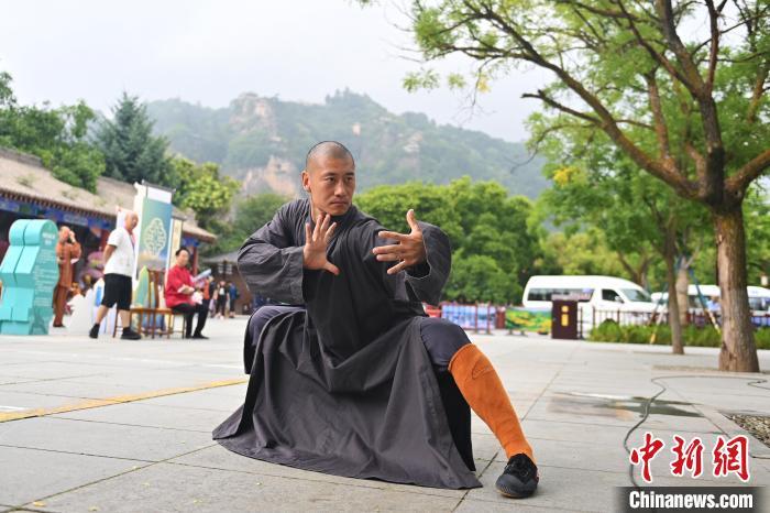 7月14日，甘肅省平?jīng)鍪嗅轻忌骄皡^(qū)內(nèi)，嵩山少林弟子展示武藝。7月13日至14日，“2024年北京體育大學第十五屆國際武術比賽交流大會暨首屆崆峒山國際武術大會”舉行，大會也在崆峒山景區(qū)進行問道崆峒、武術高級研修班、崆峒拜師等系列活動。中新社記者 李亞龍 攝</p>
<p>