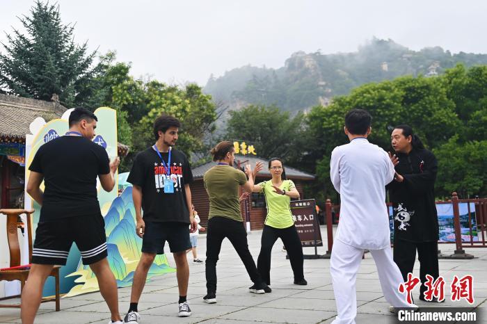 7月14日，甘肅省平?jīng)鍪嗅轻忌骄皡^(qū)內(nèi)，外籍武術愛好者學習崆峒派武術。7月13日至14日，“2024年北京體育大學第十五屆國際武術比賽交流大會暨首屆崆峒山國際武術大會”舉行，大會也在崆峒山景區(qū)進行問道崆峒、武術高級研修班、崆峒拜師等系列活動。中新社記者 李亞龍 攝</p>
<p>