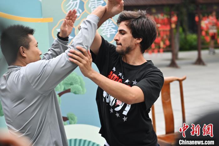 7月14日，甘肅省平?jīng)鍪嗅轻忌骄皡^(qū)內(nèi)，外籍武術愛好者(右)進行忽雷太極拳切磋。7月13日至14日，“2024年北京體育大學第十五屆國際武術比賽交流大會暨首屆崆峒山國際武術大會”舉行，大會也在崆峒山景區(qū)進行問道崆峒、武術高級研修班、崆峒拜師等系列活動。中新社記者 李亞龍 攝</p>
<p>