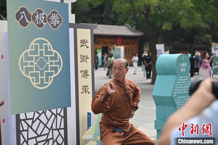 7月14日，甘肅省平?jīng)鍪嗅轻忌骄皡^(qū)內(nèi)，八極拳傳承人展示八極拳。7月13日至14日，“2024年北京體育大學第十五屆國際武術比賽交流大會暨首屆崆峒山國際武術大會”舉行，大會也在崆峒山景區(qū)進行問道崆峒、武術高級研修班、崆峒拜師等系列活動。中新社記者 李亞龍 攝</p>
<p>