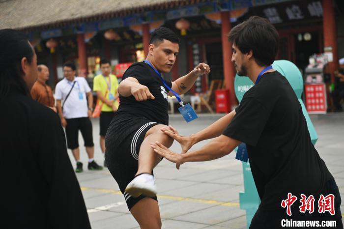 7月14日，甘肅省平?jīng)鍪嗅轻忌骄皡^(qū)內(nèi)，外籍武術愛好者切磋武藝。7月13日至14日，“2024年北京體育大學第十五屆國際武術比賽交流大會暨首屆崆峒山國際武術大會”舉行，大會也在崆峒山景區(qū)進行問道崆峒、武術高級研修班、崆峒拜師等系列活動。中新社記者 李亞龍 攝